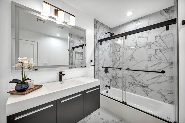 Building Photo - Meticulously renovated single-story contem...