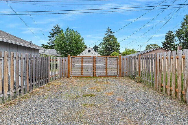 Building Photo - 6629 S Pine St