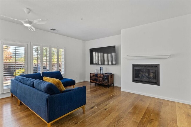 Building Photo - 302 Laurel Ct