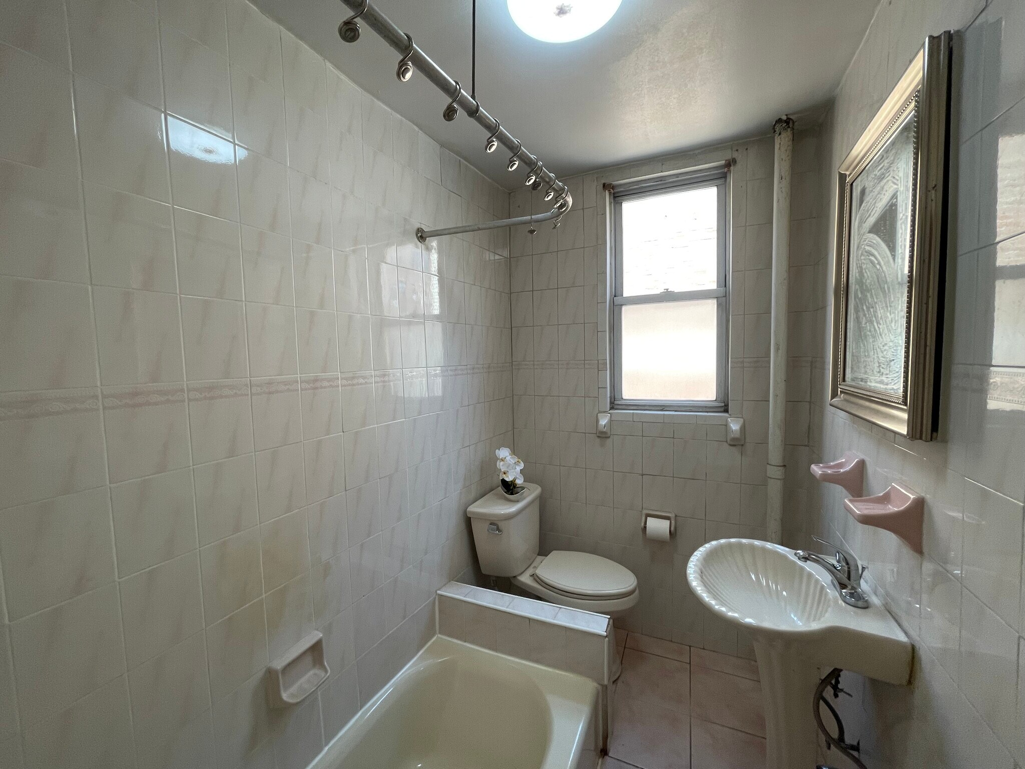 Tile bath with tub - 98 Bristol St