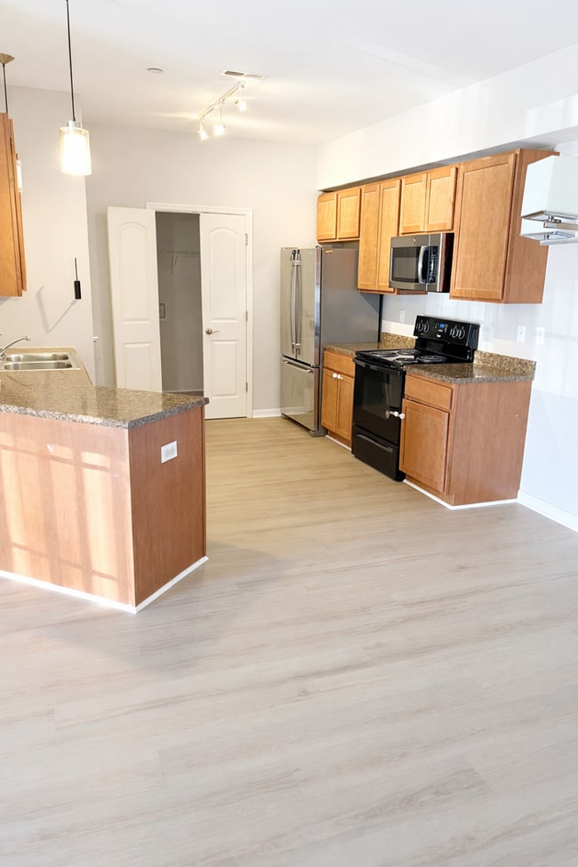 Building Photo - 6421 Brookfield Ct Dr