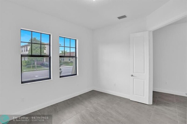 Building Photo - 11890 S Baypoint Cir