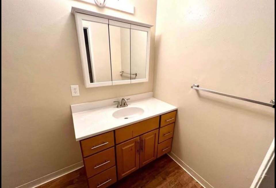 Building Photo - 511 W 5th St