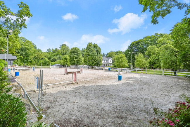 Building Photo - 141 W Norwalk Rd