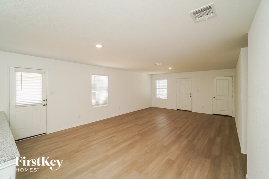 Building Photo - 10414 McClintock Dr