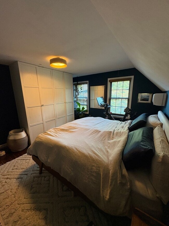 Building Photo - Cozy 3-Bedroom 1.5 -Bathroom Home with Fen...