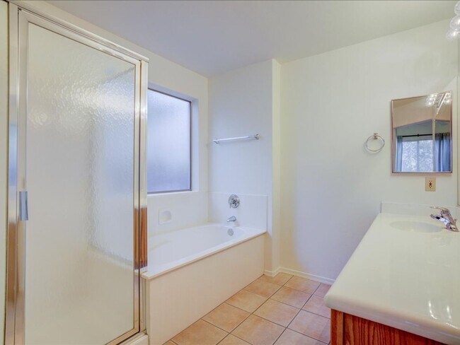 Building Photo - Beautiful 2-Bedroom, 2-Bath Home with Community Pool