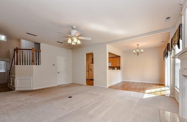 Building Photo - Beautiful Townhome located in the Blakeney...
