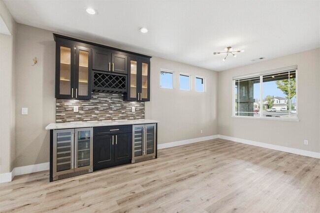 Building Photo - 601 Tamarindo Way