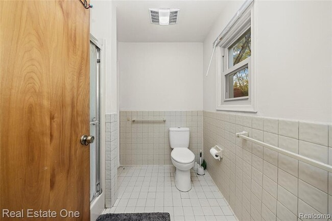 Building Photo - 2360 Pine View Dr