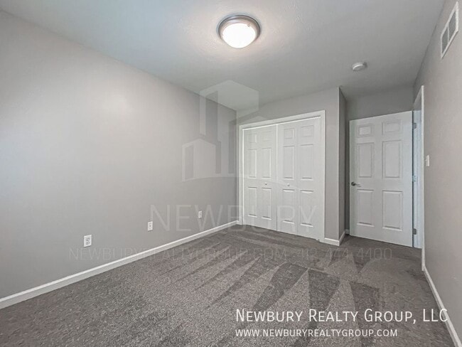 Building Photo - 135 Banksville Pl