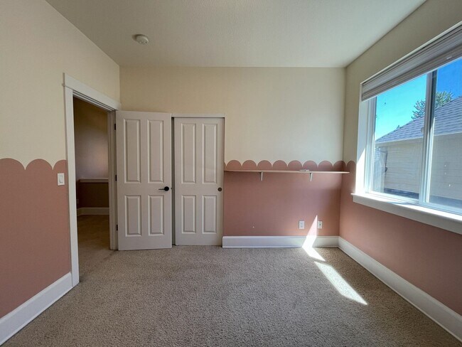 Building Photo - Bright & Airy Home with Granite Kitchen, V...