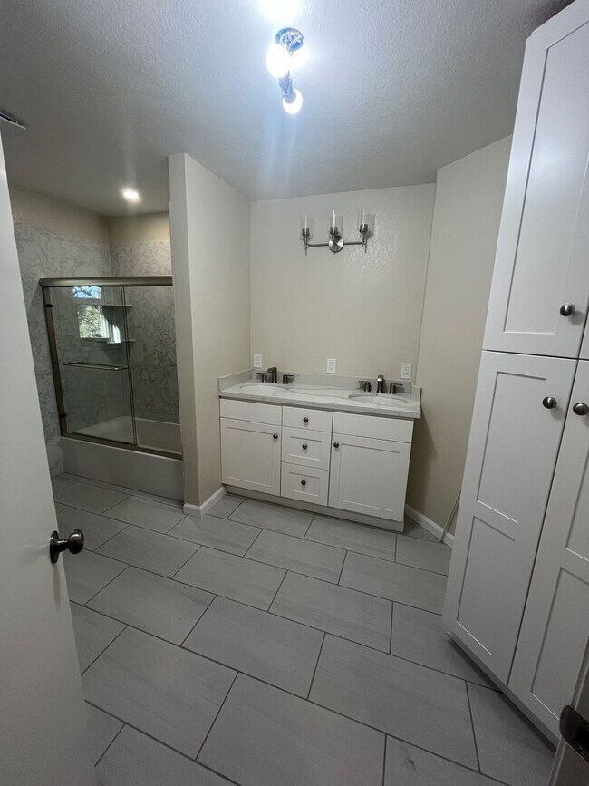 Building Photo - Updated 4 Bedroom 2.5 Bathroom Large Single Family Home located in Northeast Santa Rosa