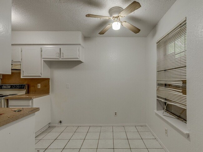 Building Photo - MOVE IN SPECIAL NO DEPOSIT IF LEASED BY JU...