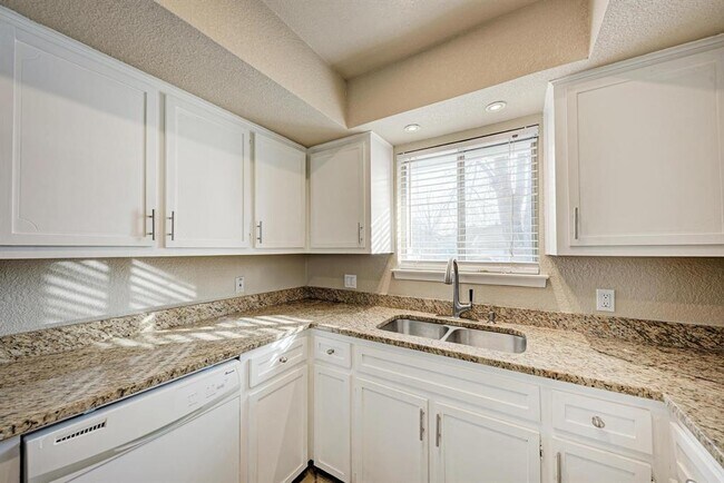 Building Photo - 1502 Sagebrush Dr