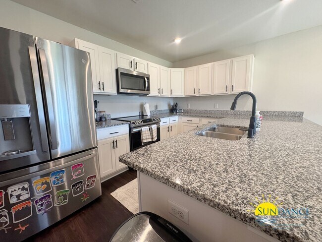 Building Photo - Stunning 4 Bedroom home in the sought-afte...