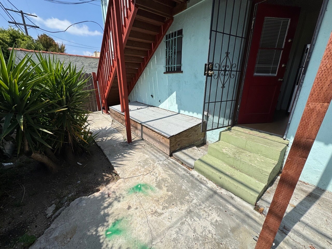 Building Photo - 906 Alandele Ave