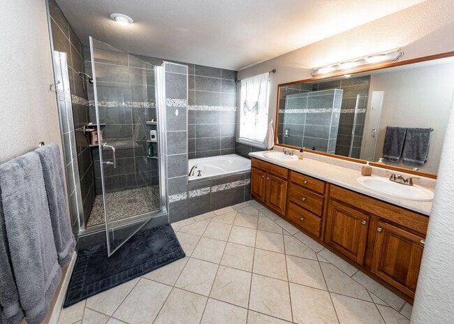 Building Photo - Fabulous 6 bedroom + office D20 Home with ...