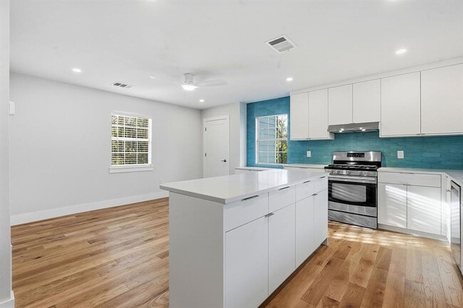 Building Photo - 827 Gullett St