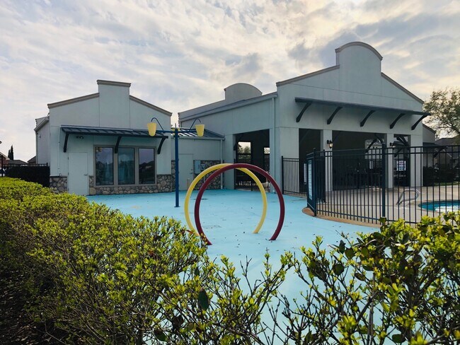 Building Photo - 8227 Clover Leaf Dr