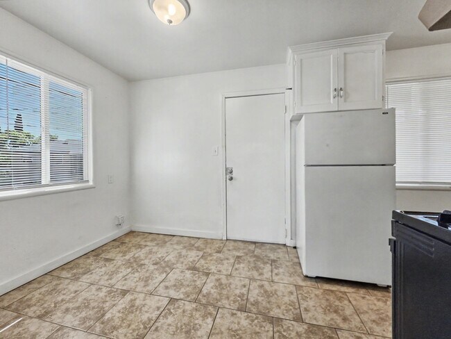 Building Photo - 1916 E Hunter Ave