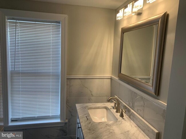 Building Photo - 1819 Sigel St