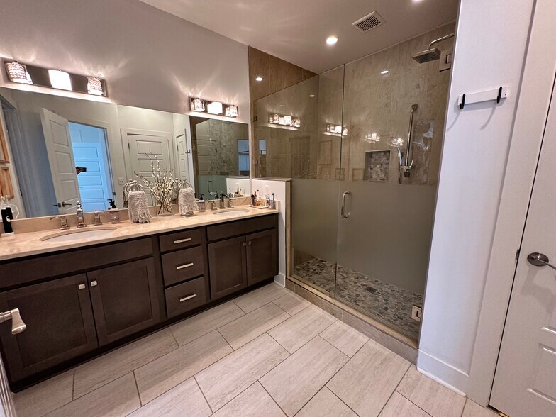 Large double vanity primary bath - 1716 Northview Ave