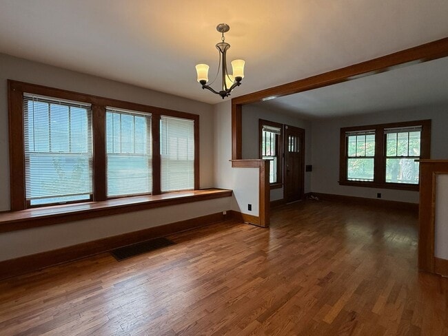 Building Photo - 3 bedroom 1 bath near downtown