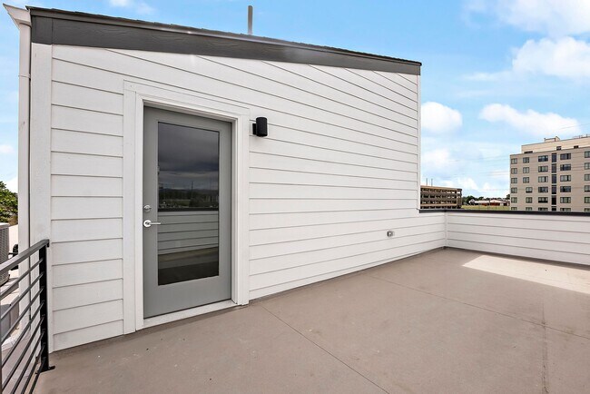 Building Photo - Luxury Townhome - 3 Bed 3.5 Bath at Overlo...