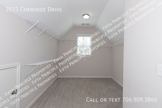 Building Photo - 2033 Cherokee Dr