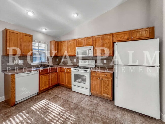 Building Photo - 2 Bed, 2 Bath Duplex on First Street – Washer & Dryer Included, Pet-Friendly, Minutes from Downto...