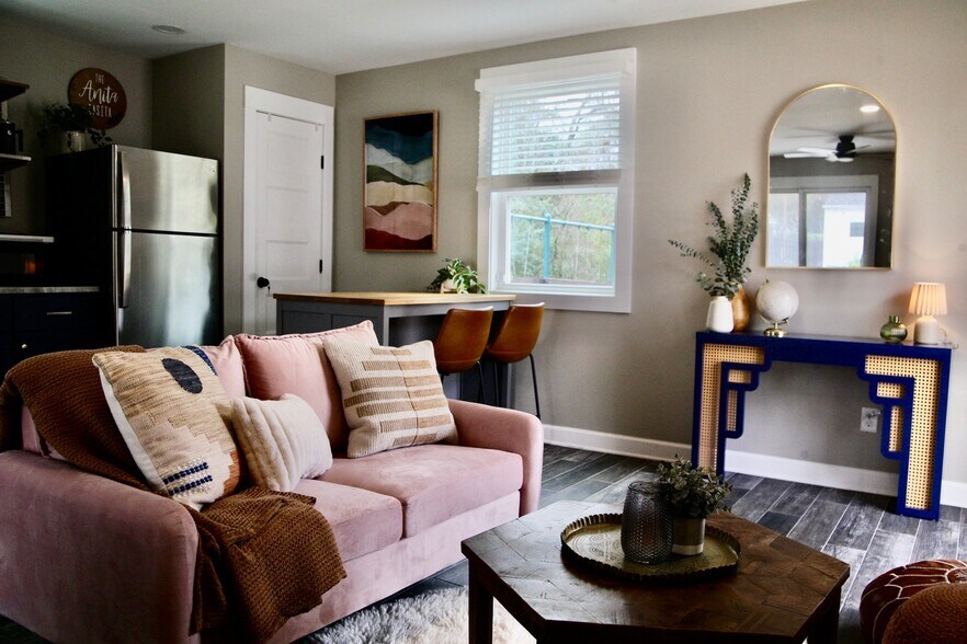 Unit B Studio - 23 Anita Dr