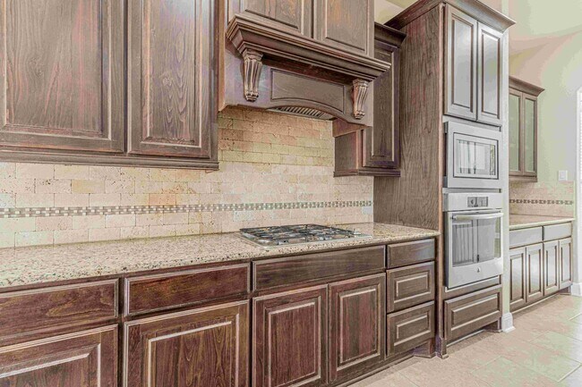 Building Photo - GORGEOUS 4 BED / 2 BATH HOUSE FOR RENT!