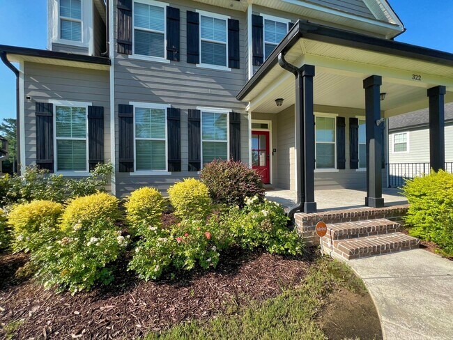 Building Photo - Estate STYLE home with pool and basement i...