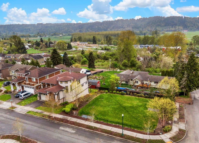 Building Photo - Stunning Duvall Home with View!