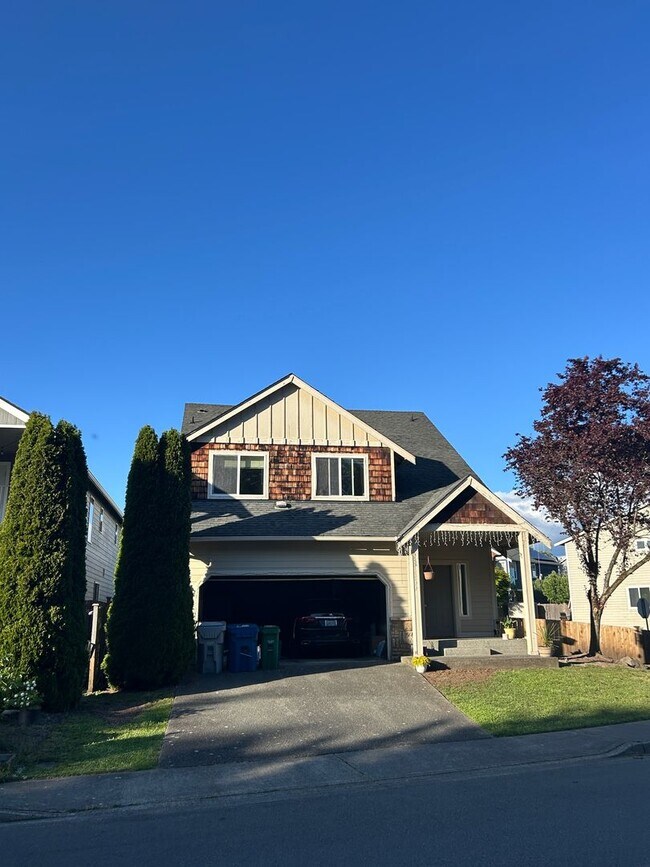Building Photo - 4B, 2.5BA Pet-friendly home w/2-car garage...