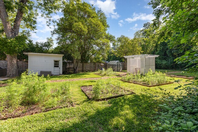 Building Photo - Exclusively Offered by Muse Realty Rentals...