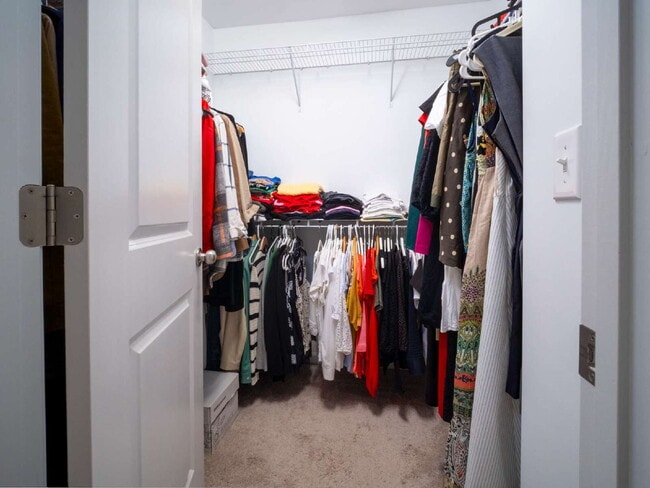 Building Photo - "Exquisite  2-Bed Townhouse with 2.5 Baths in Prime Charlotte Location – 1,531 Sq Ft of Comfort!"