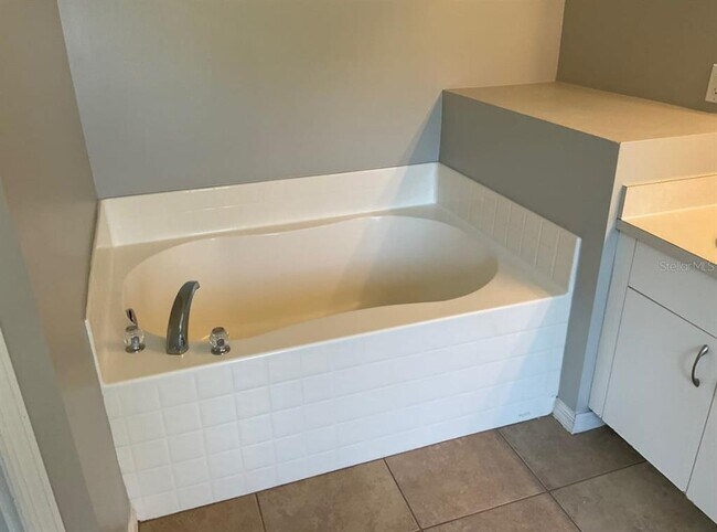 Building Photo - 2467 Zuyder Terrace