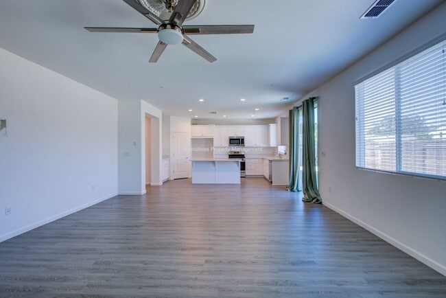 Building Photo - 495 Daffodil Dr