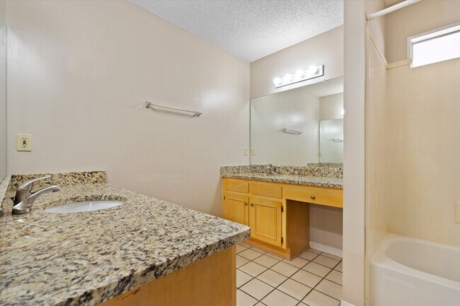 Building Photo - BEAUTIFUL HOME IN GREAT LOCATION!