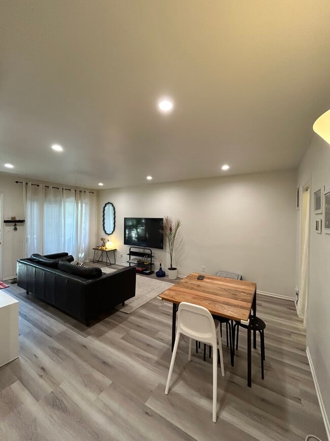 Living Room - 123 S St Andrews Pl