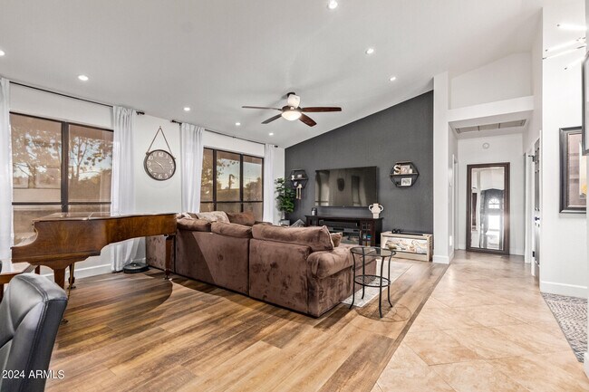 Building Photo - 2555 N Tamarisk St