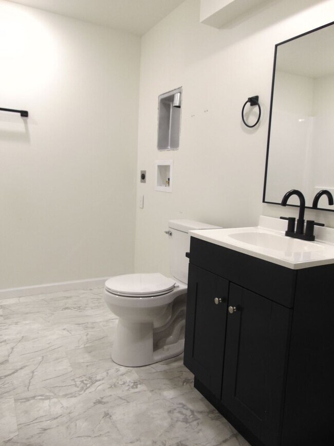 Building Photo - Newly Remodeled 4 Bed 2 Bath Duplex!