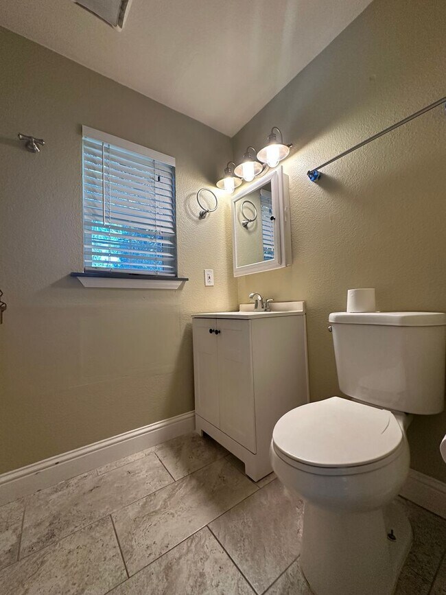 Building Photo - Adorable One Bedroom in Camino!