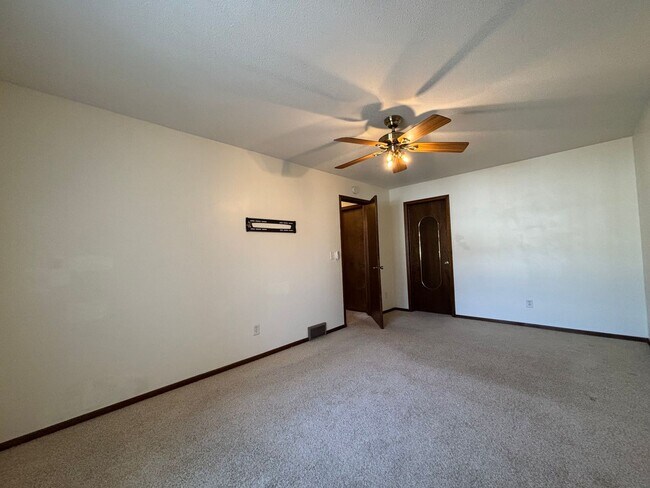 Building Photo - 4285 Evergreen Dr