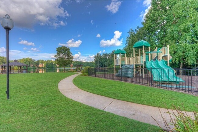 Building Photo - 1695 Montcliff Dr