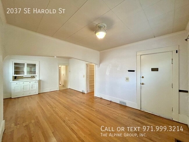 Building Photo - 2037 SE Harold St