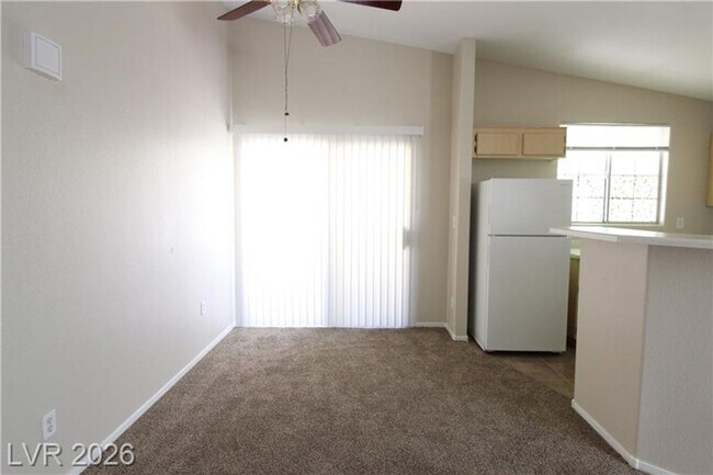 Building Photo - 2 Bedroom Condo w/ 1 CAR GARAGE