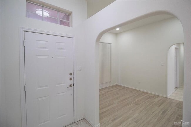 Building Photo - 18 Umbrellabird Ave